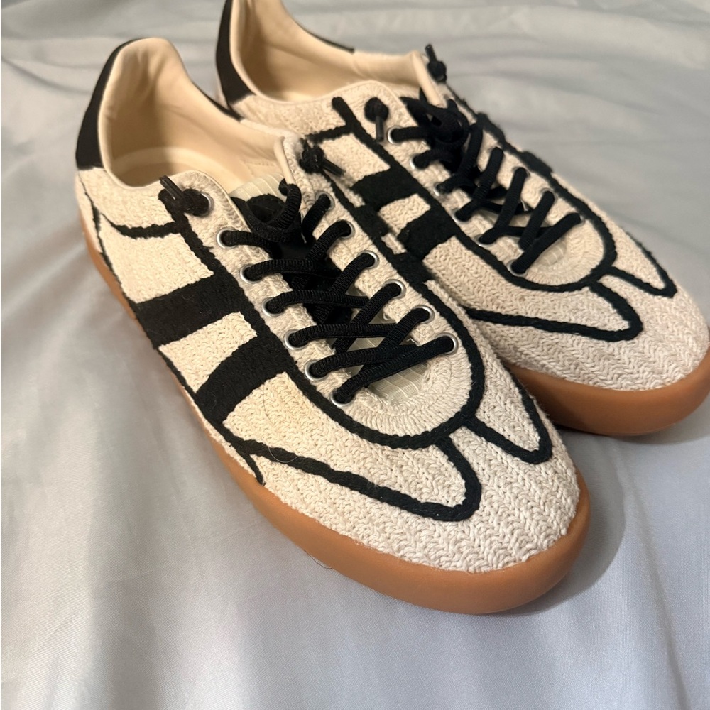 Steve Madden Verdict Low-Top Sneakers with Gum Sole- Like New